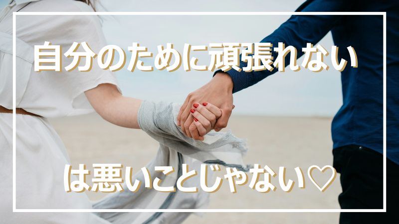 浜辺で手を繋ぐ男女